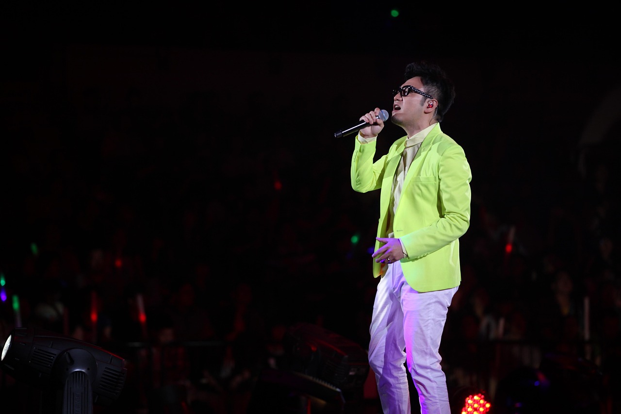 演员表演时遭遇意外，裙子起火事件全记录